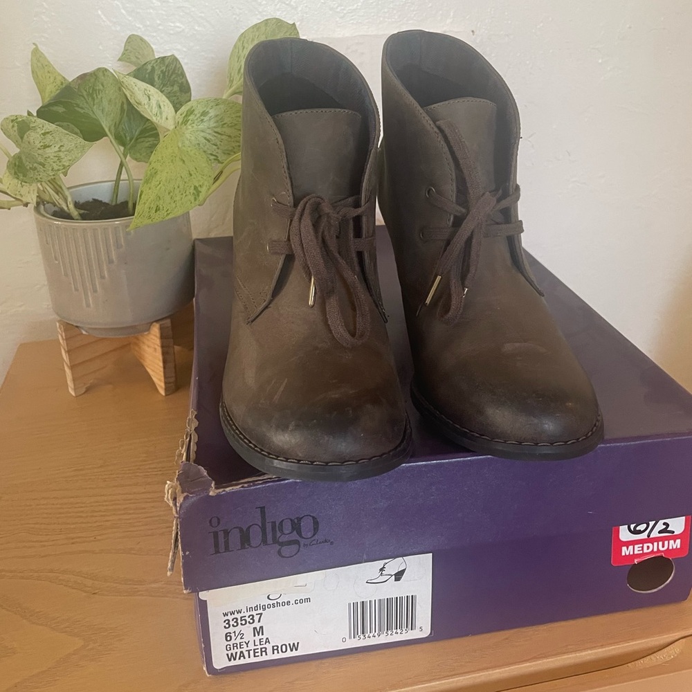 Clark’s womens leather booties 6.5